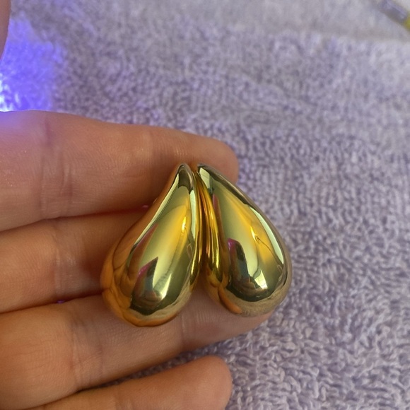 Elegant Gold Tone Teardrop Earrings - Picture 8 of 10